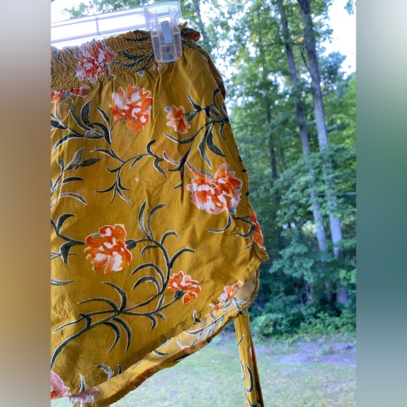 Shosho Ruffled Waist Band Floral Design Shorts W/Attached Tie Waist Size Medium - Picture 5 of 11